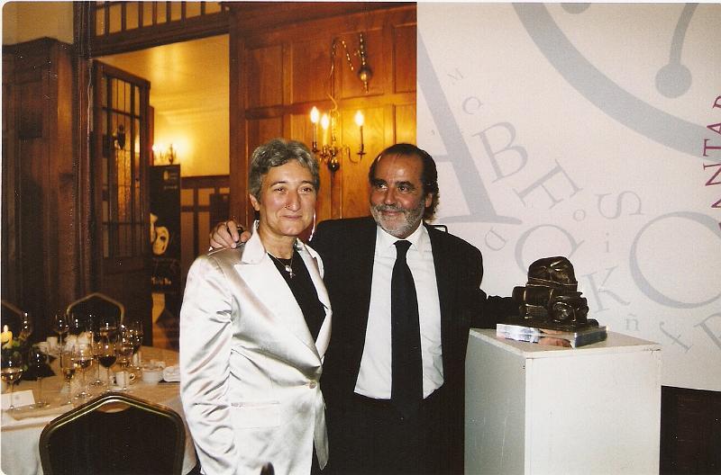 GODOY  Y JUAN CALZADA DIRECTOR DEL PALACIO DE FESTIVALES DE SANTANDER JUNTO AL ESCULTURA GALARDON DEL CERTAMEN.jpg